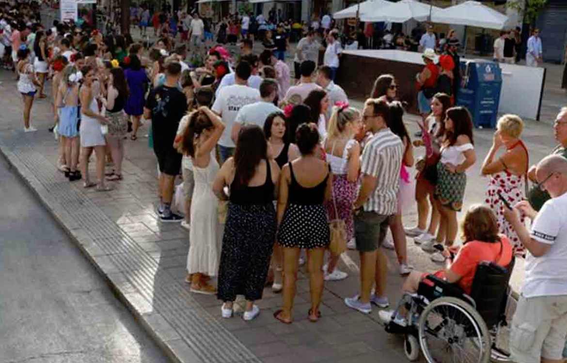 Largas colas para coger un taxi en la feria