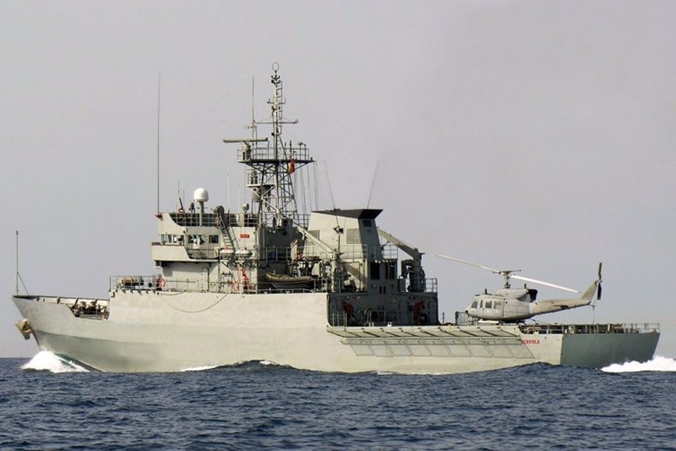 El patrullero de la Armada 'Centinela' vigila un convoy de buques rusos en aguas del Estrecho de Gibraltar