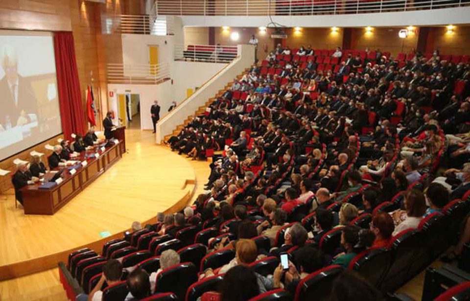 Alumnos-de-Derecho-denuncian-presiones-del-decanato-por-la-vestimenta-en-el-acto-de-graduacion