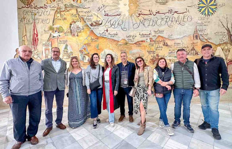 El presidente de la Mancomunidad de Municipios de la Costa del Sol Axarquía, Jorge Martín, está de visita en Marruecos donde asistirá a diversos actos organizados por las oficinas de Turismo de Tetután y Cheffchaouen. Martín, que ha sido invitado por el cónsul general del Reino de Marruecos, Driss Soussi, está recorriendo algunos lugares del país con gran proyección turística.