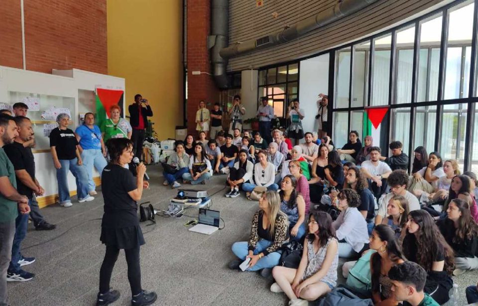 Estudiantes mantienen un encierro en la biblioteca general de la UMA "en solidaridad con el pueblo palestino"