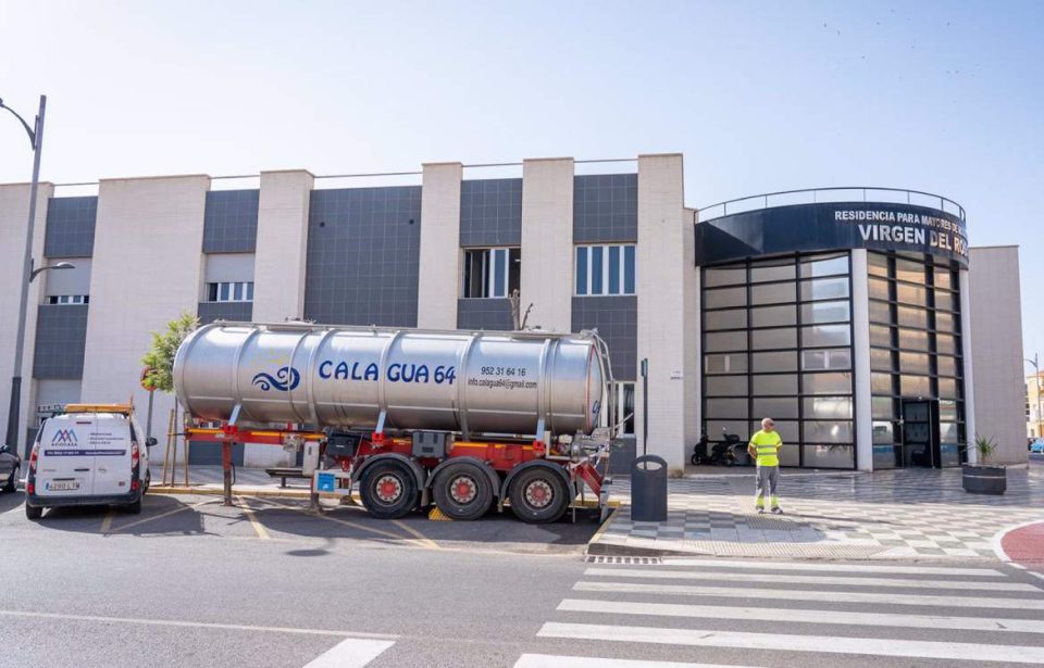 Roquetas de Mar inicia el reparto de agua potable en camiones cisternas ante la parada de la desaladora