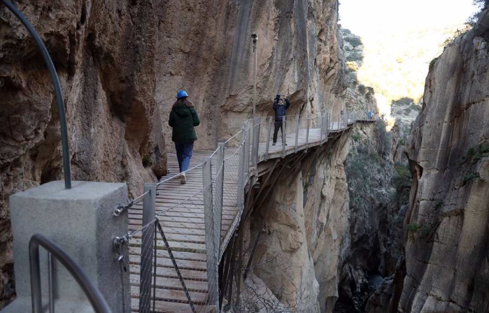 Evacuado en helicóptero al hospital tras sufrir una caída en el Caminito del Rey