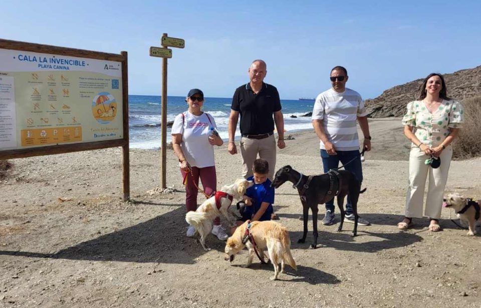 Cuevas del Almanzora inaugura su playa canina en la cala del Invencible, la tercera de la provincia