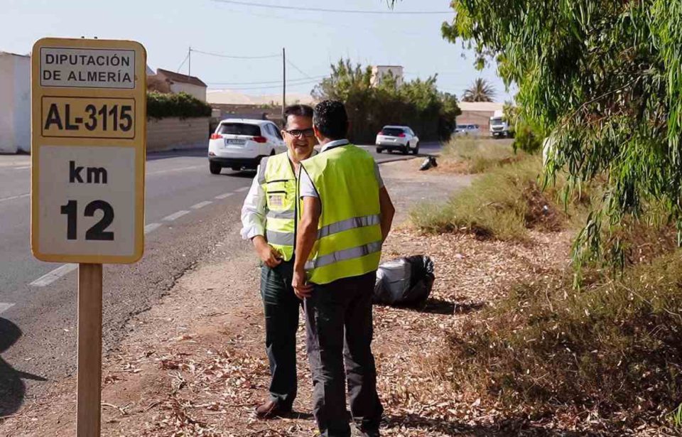 La Diputación ejecuta la limpieza en los márgenes de la AL-3115 que condude a Cabo de Gata