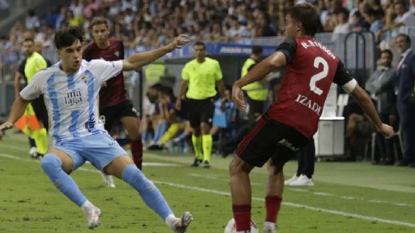 Julen Lobete intenta robar el balón ante el Mirandés | Foto: LaLiga