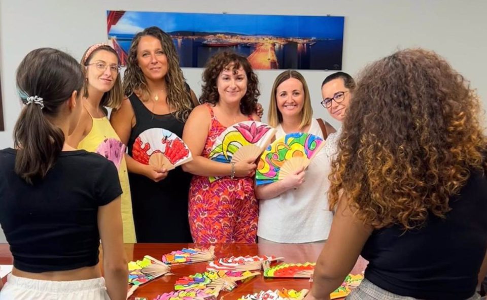 Pintura artística como parte de la reinserción de las menores del Grupo Educativo de Convivencia 'El Carmen' (Almería)