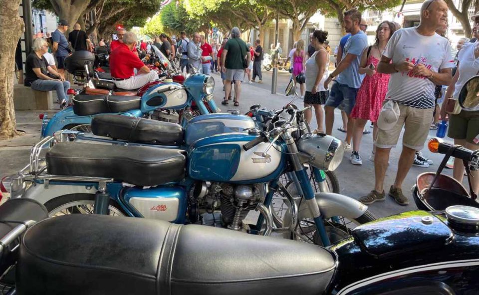 Un museo con más de 100 motocicletas antiguas se expone un año más en el Paseo (Almería)