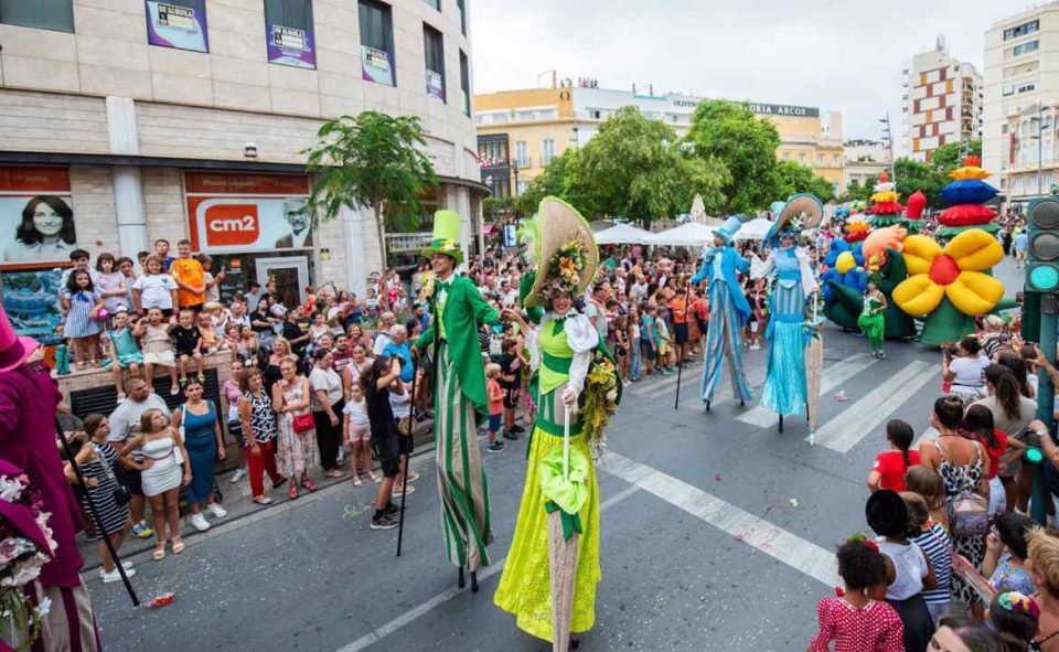 La Batalla de Flores reparte 20.000 claveles, con dos pasacalles, música y mucha alegría