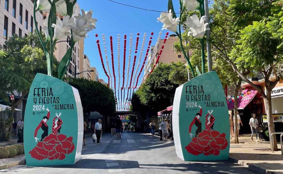 Almería Centro abre durante la Feria por las mañanas mientras la mayoría de comercios cierra por las tardes