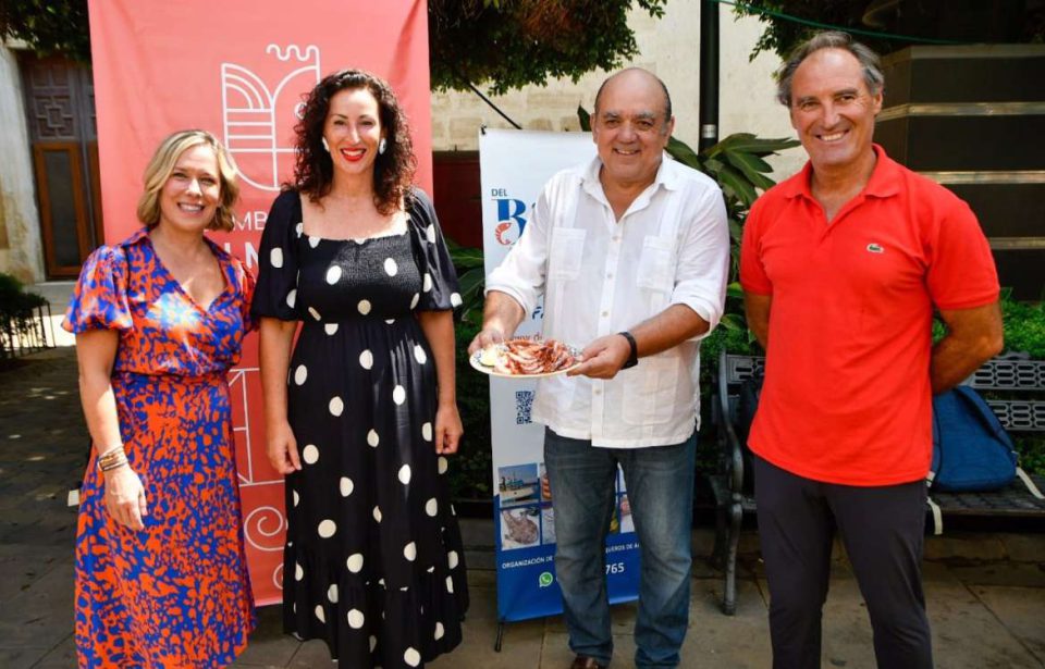 La alcaldesa destaca la labor de los pescadores para traer "la mejor materia prima" en el día de la Gamba Roja (Almería)