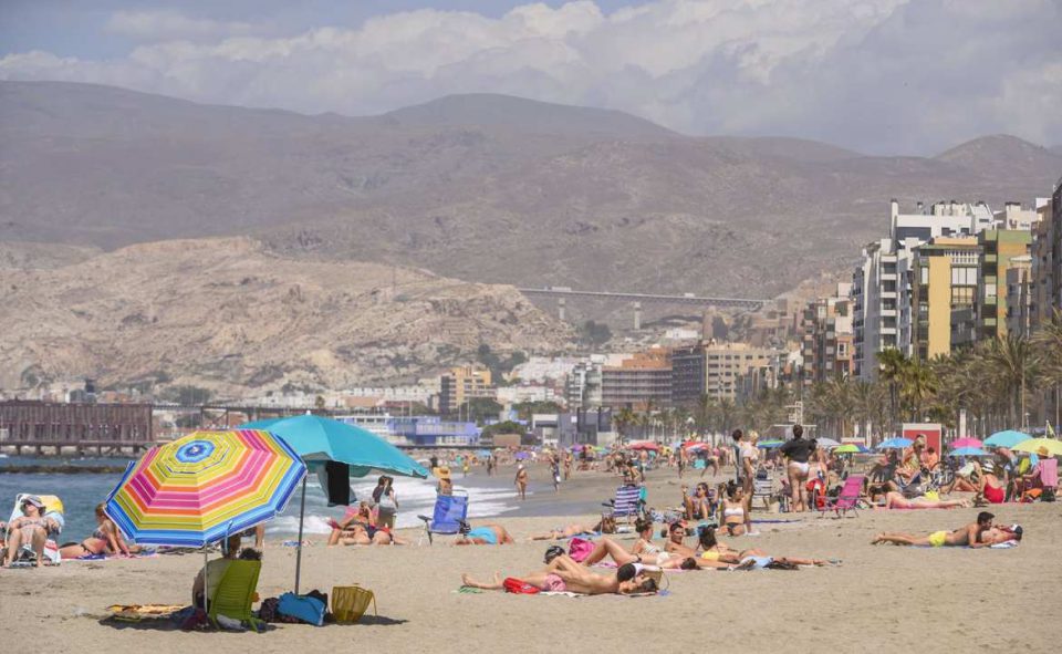 El Ayuntamiento extiende a tres años la licitación del nuevo contrato de balizamiento de las playas de Almería