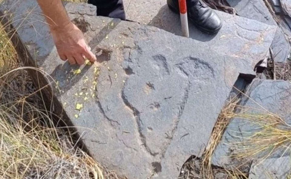 Descubren grabados rupestres en dos piedras ubicadas en la Sierra de Los Filabres