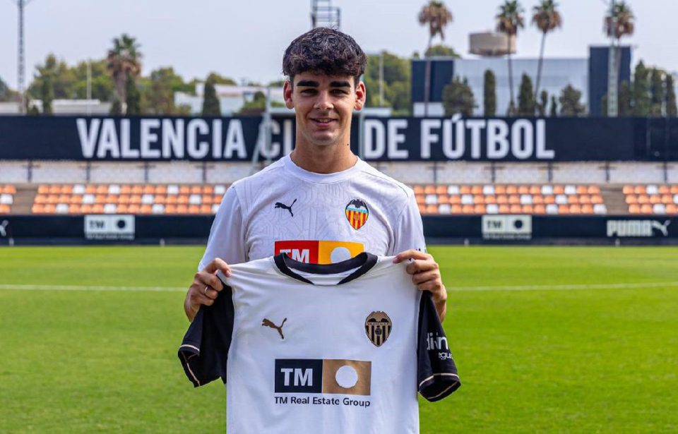 Andrés Caro posa con la camiseta de su nuevo club | Foto: Valencia CF