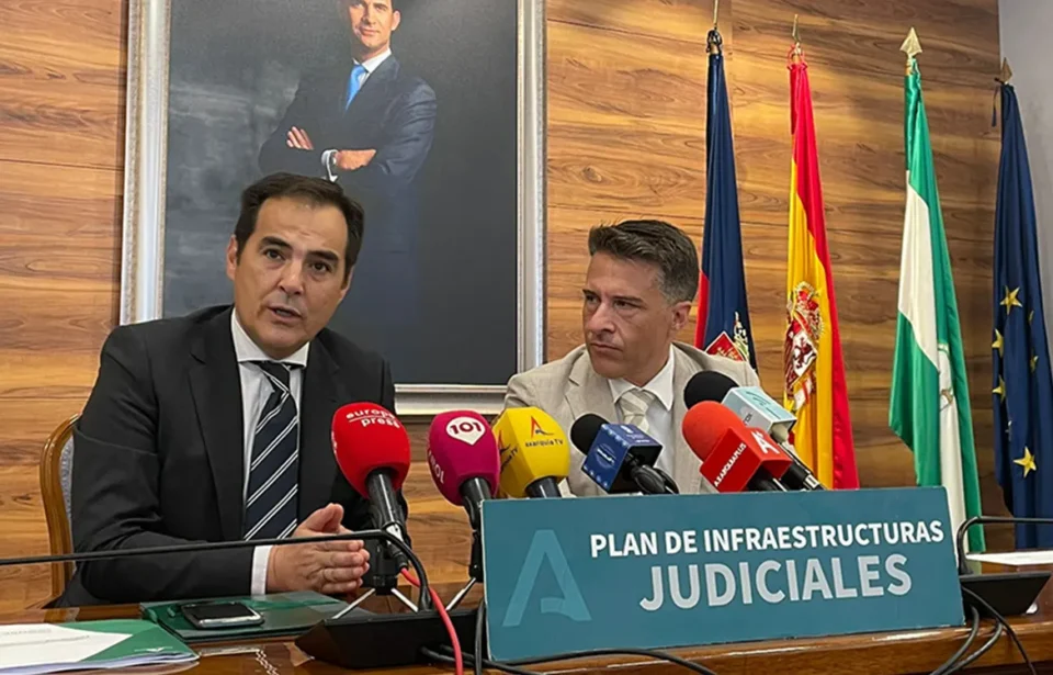 La Junta de Andalucía y Torrox firman un convenio para la nueva sede judicial