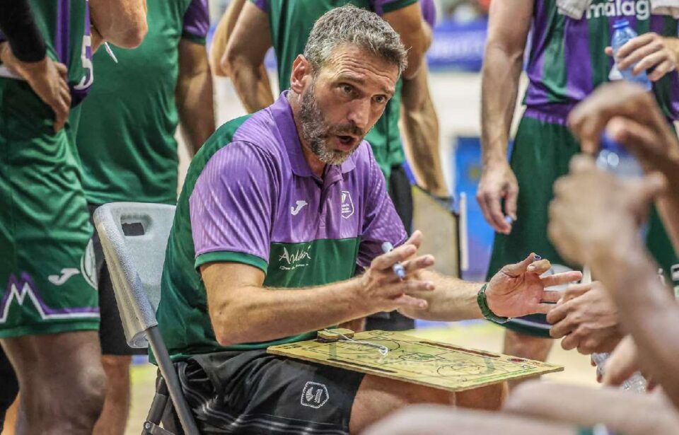 Ibon Navarro da indicaciones a los jugadores del Unicaja