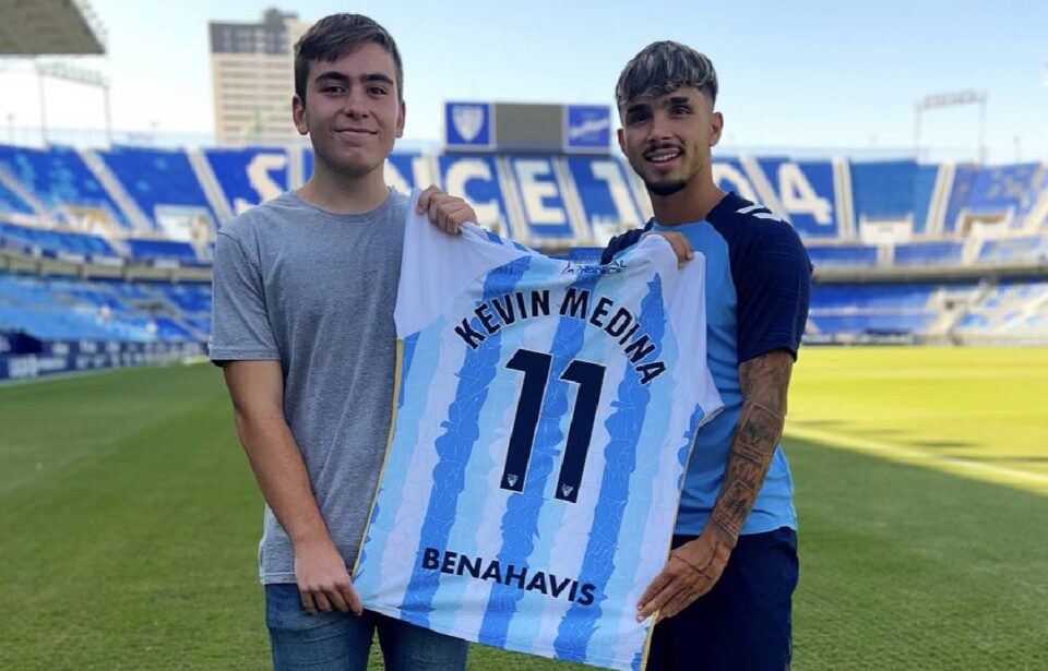 Kevin Medina cumple su palabra y regala su camiseta al joven aficionado