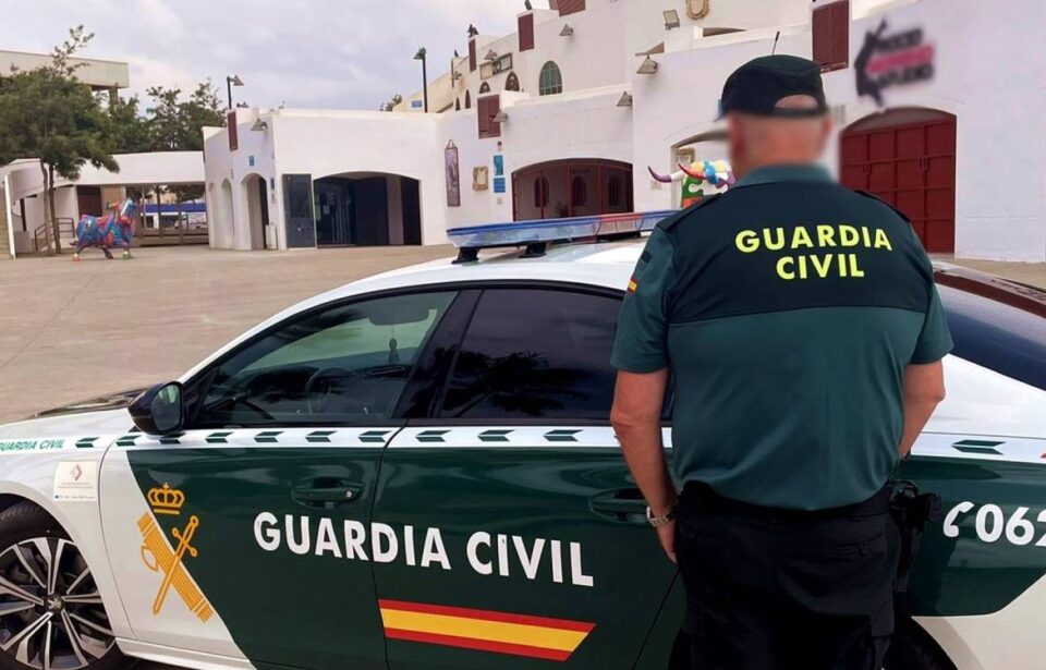 A prisión por estrellar un vehículo robado contra otro coche e intentar agredir a un agente