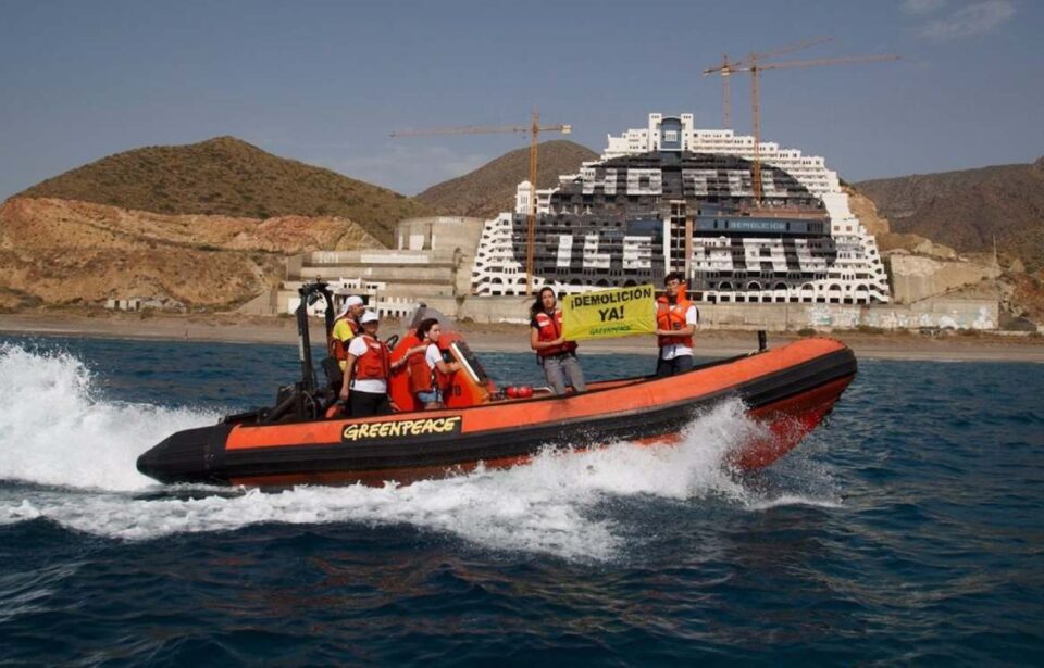 Absuelven a los 28 activistas de Greenpeace acusados de daños en el hotel del Algarrobico