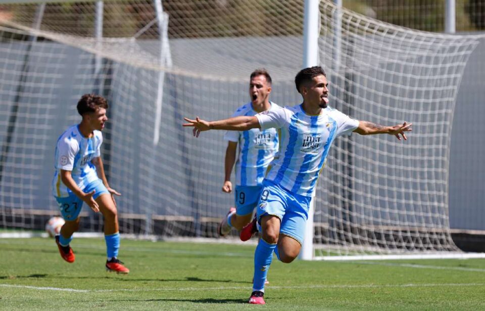 «Está demostrando con números lo entrenado años atrás. Tiene muchísimo gol, lo demostró en el juvenil y en el División de Honor. Ahora gestiona muy bien los tiempos, no se precipita. Cuando ha bajado del primer equipo le ha ayudado para ese juego de espaldas, vemos esa evolución. Pero claro, hay una parte importante y Loren se lo hace ver a todos, y es que esto no es un proceso inmediato. El objetivo no es llegar, hay que estar. Desde que yo estoy aquí, 36 jugadores han debutado con el primer equipo y muchos de ellos ya no están. Ese es el objetivo, estar, y cada uno tiene su momento.