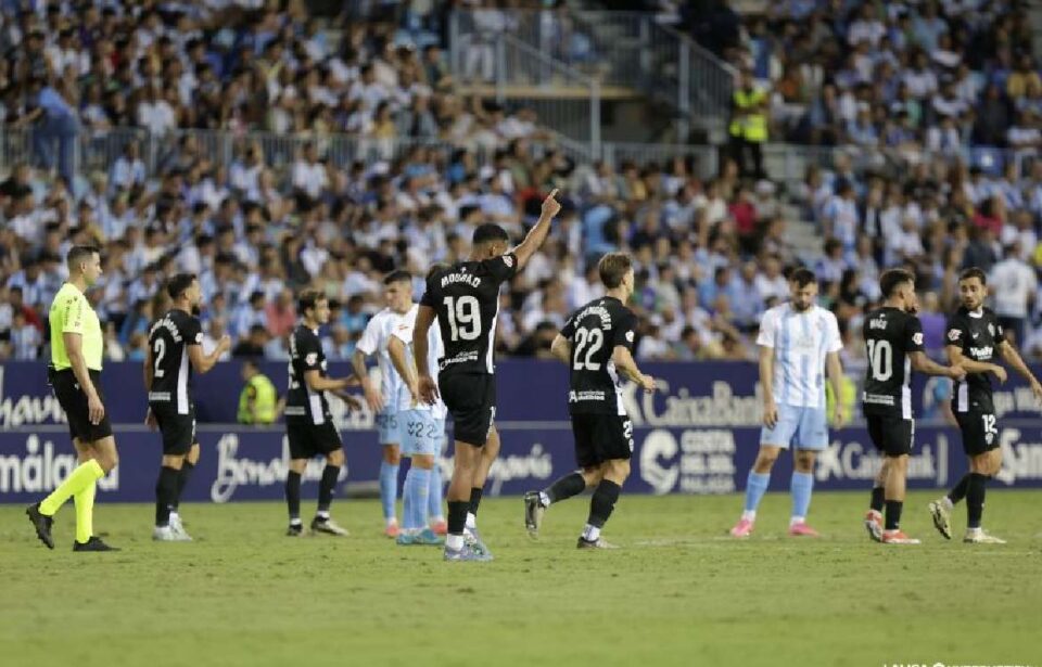 Un irreconocible Málaga cae duramente derrotado ante el Elche (0-3)