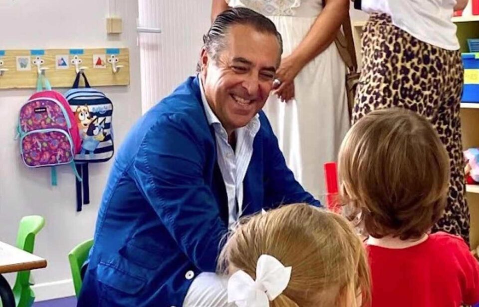 El Delegado de educación en Málaga con niños y niñas en un colegio