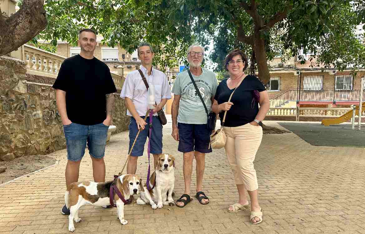 Vecinos de Miraflores en la plaza donde las ratas han hecho su propio boquete y conviven a diario. FIRMA: ALBA TENZA