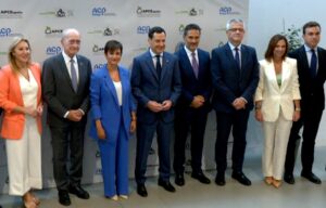 El alcalde de Málaga, Francisco de la Torre, la ministra de Vivienda, Isabel Rodríguez y el presidente de la Junta, Juanma Moreno, junto a otras autoridades