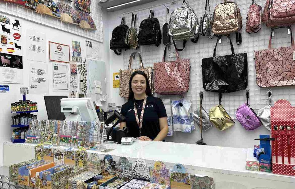 A más turistas, mejores ventas para las tiendas de souvenirs: “Los viajeros siempre se llevan un recuerdo”