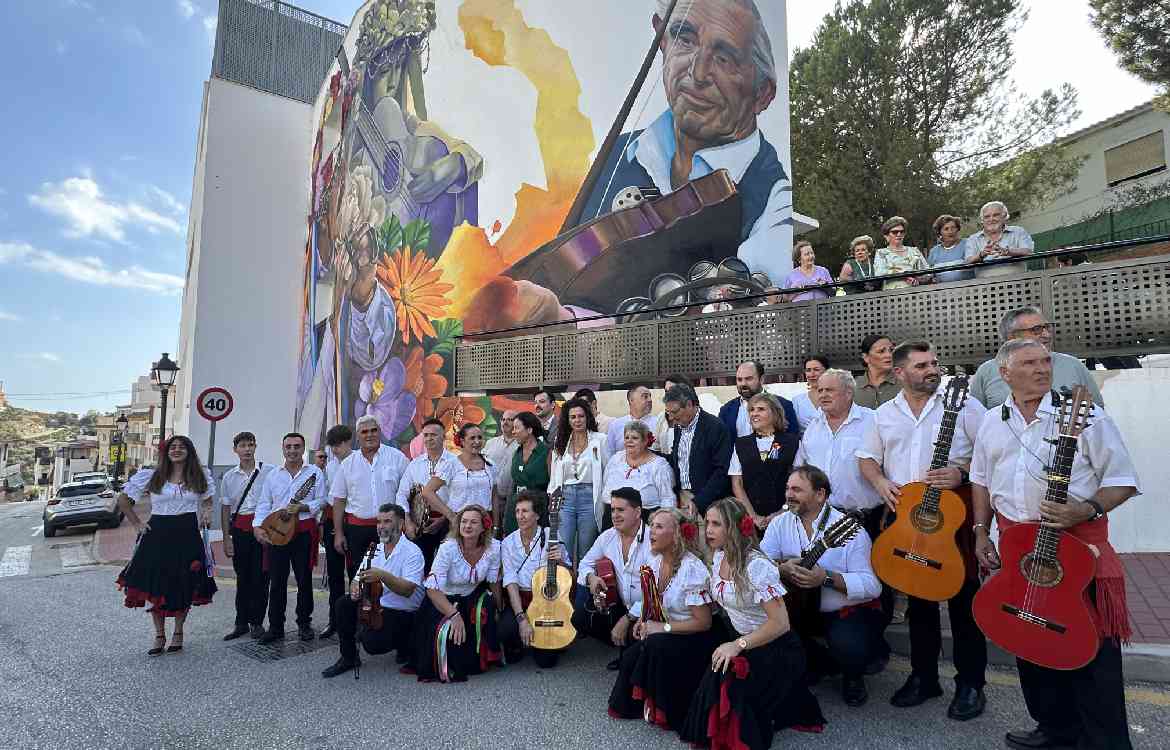 Inauguración del mural en homenaje a Paco Maroto. FIRMA: ALBA TENZA