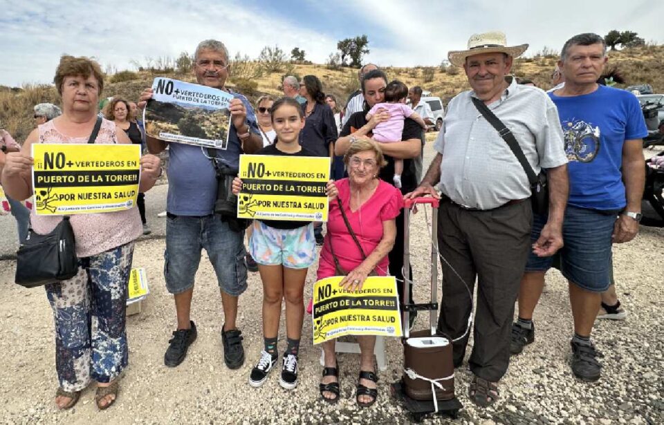 Vecinos del Puerto de la Torre rechazan un vertedero: “A mis 82 años, lo último que quiero es que me echen de mi casa”