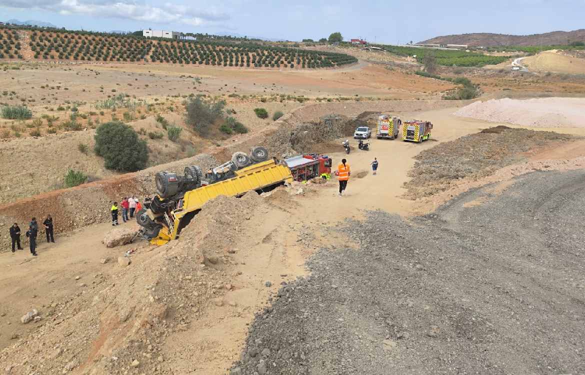 Camión volcado en Alhaurín de la Torre