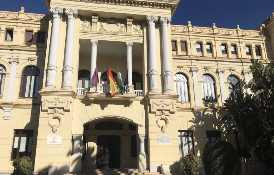 Málaga adjudica las obras para instalar toldos en mercadillos por más de 85.000 euros