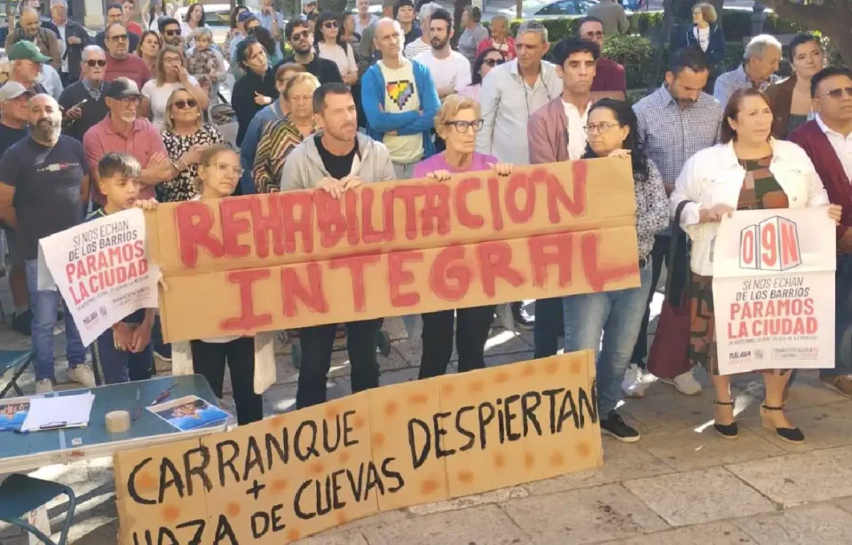 Un centenar de vecinos de Carranque se concentran para pedir "una rehabilitación urgente" por el deterioro de sus hogares