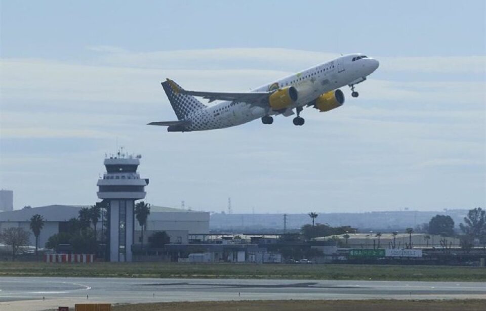 Cártama solicita al Ministerio de Transportes que minimicen los ruidos que generan los aviones a su paso por el municipio.