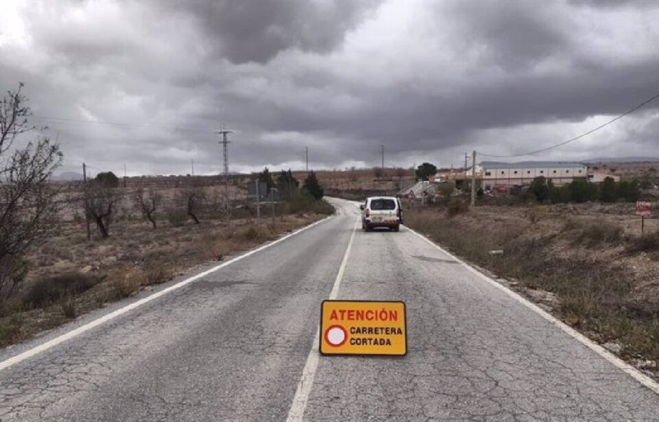 Casi una treintena de carreteras andaluzas continúan cerradas o con cortes de tráficos por los efectos de la DANA.