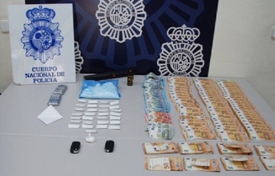 Detenidos un padre y su hijo en Estepona por vender droga y camuflarla en papel fotográfico.