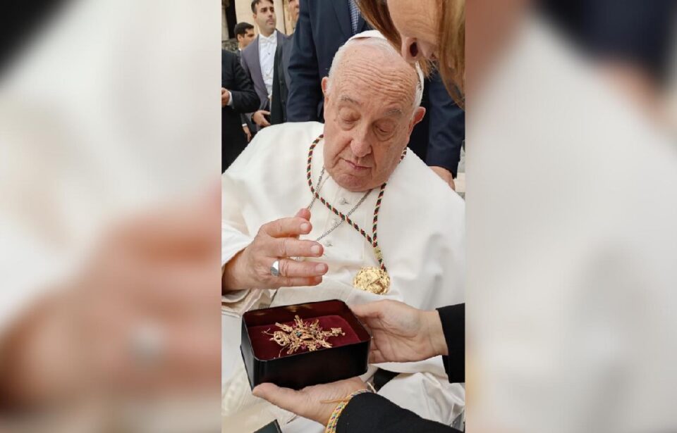 El Papa Francisco recibe la medalla de oro de la Hermandad de las Penas.