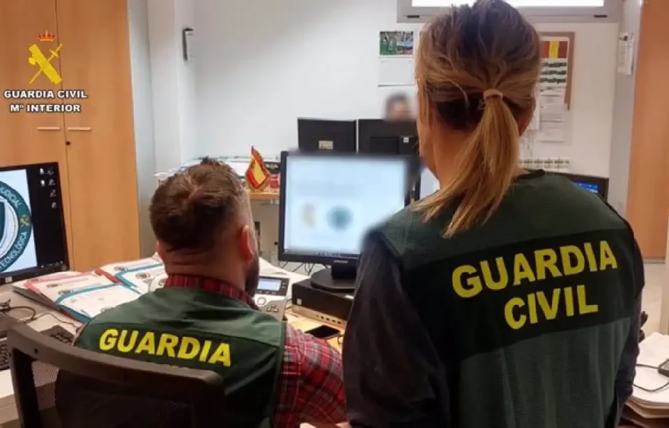 Dos miembros de la Guardia Civil, durante una investigación.