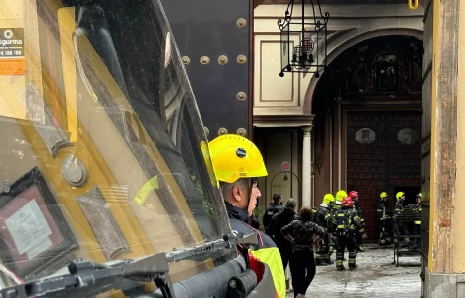 Un incendio en la iglesia de El Silencio de Sevilla deja daños patrimoniales