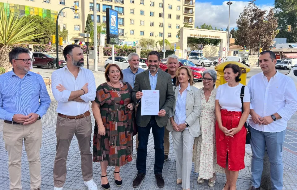 Miembros del PSOE de Málaga frente al Hospital Regional Universitario.