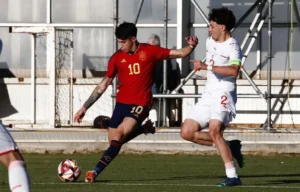 El malaguista Antoñito Cordero anota un gol olímpico en el empate de la Selección Sub-19