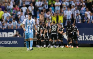 El Málaga arropa a Antoñito Cordero tras fallar el penalti decisivo