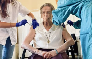 Arranca la vacunación contra la gripe para mayores de 80 años: "Nos están protegiendo para no morir antes de tiempo"