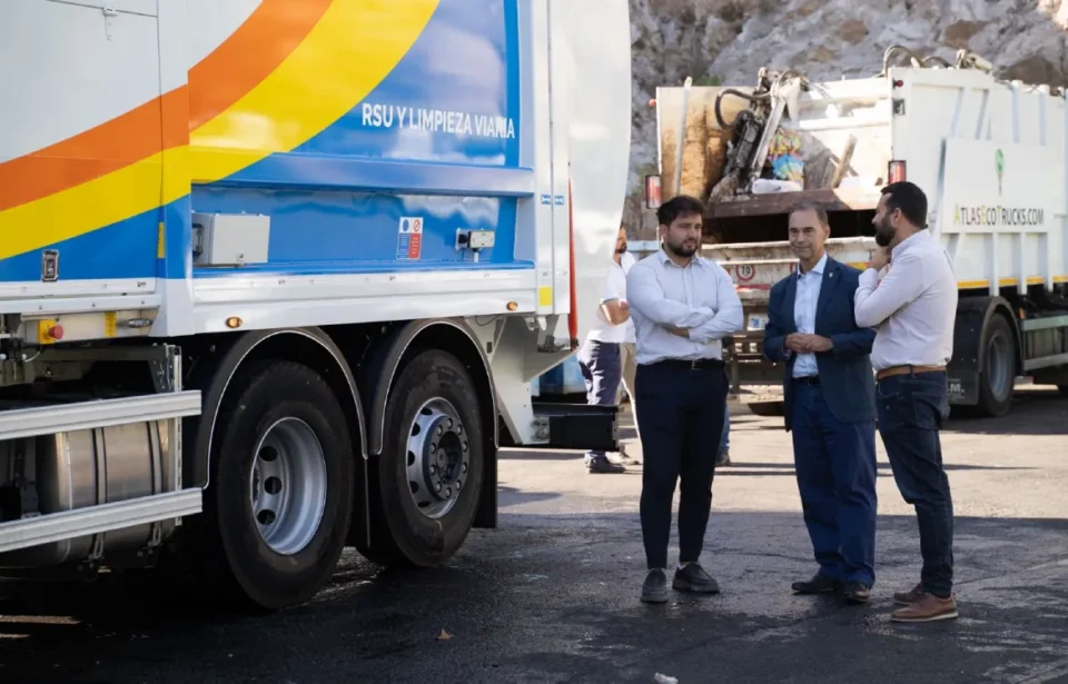 Benalmádena recibe un camión de carga lateral para seguir con las mejoras en la recogida de RSU y la modernización de todo el equipamiento