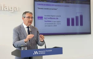 Francisco Salado informa sobre los últimos datos del turismo en la Costa del Sol durante el verano.