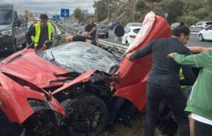 Un accidente de tráfico en Marbella se cobra la vida de una mujer, mientras que un hombre permanece grave.