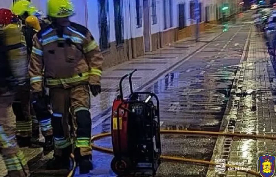 Un incendio en una vivienda del distrito Bailén-Miraflores deja a una mujer teniendo que ser atendida por inhalación de humo.