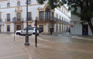 Unas 300 familias serán desalojadas de sus viviendas en la zona rural de Jerez ante la crecida del río Guadalete.