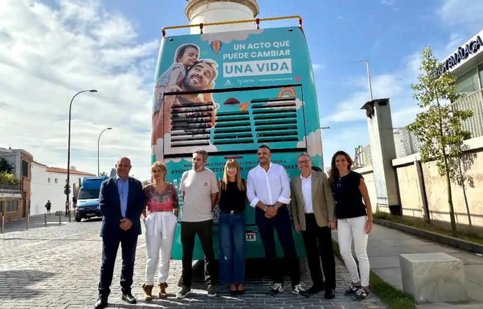 Un autobús turístico como escaparate para fomentar la acogida urgente de más de 60 menores en Málaga